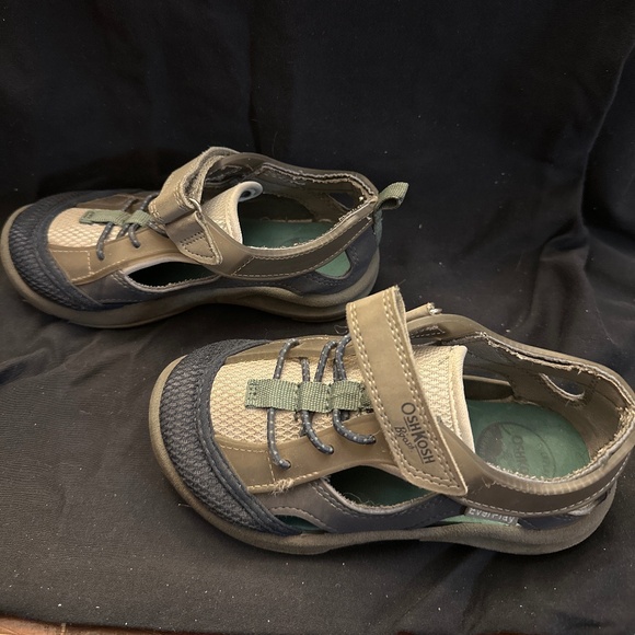 Oshkosh Sandals, Boys Size 9 - Picture 2 of 2